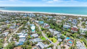 een luchtzicht op een resort met het strand bij Beach Walk Cottage - 451 in Siesta Key
