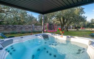 einen Whirlpool im Hinterhof mit Spielplatz in der Unterkunft Nice Home In Fazana With Wifi in Fažana + 41 Fotos