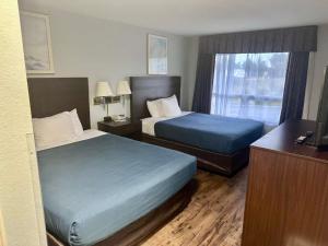 a hotel room with two beds and a window at Ocean Paradise Hotel & Resort in Ocean Shores
