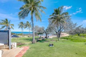 een park met palmbomen en een strand bij Shoreline Apartments - Unit 4b in Bargara