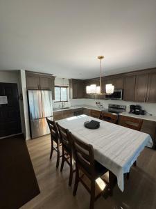 eine Küche mit einem Tisch und Stühlen in einer Küche in der Unterkunft 108 Escape: Ski-In, Chill-Out |Waterparks & Hiking in Crescent Lake