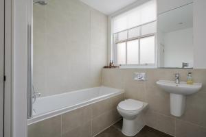 ein Badezimmer mit Badewanne, Toilette und Waschbecken in der Unterkunft Luxurious 1 Bed House, Free Parking, Braintree Town with Sky TV in Braintree