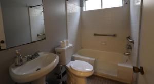 e bagno con lavandino, servizi igienici e vasca. di Beverly Hills Double Queen apart a Los Angeles