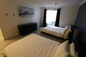 una camera da letto con due letti e una finestra di Beverly Hills Double Queen apart a Los Angeles