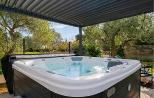 einen Whirlpool im Hinterhof mit Sonnenschirm in der Unterkunft Nice Home In Fazana With Wifi in Fažana