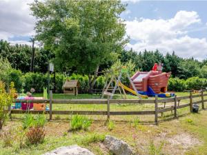 Chalet avec Terrasse à Saint-Sornin pour 4 personnes - API-1-52-414 في Saint-Sornin: حديقة بها ملعب مع زلاجة