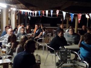 Chalet avec Terrasse à Saint-Sornin pour 4 personnes - API-1-52-414 في Saint-Sornin: مجموعة من الناس يجلسون على الطاولات في الغرفة +17 صورة