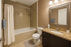 Executive 2BR Lower Suite Private & Spacious Close to USA Border في ويندسور: حمام مع مرحاض ومغسلة وحوض استحمام +13 صورة