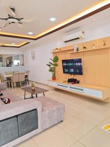 a living room with a couch and a tv at Suriaman Serenity Comfort Home 4R4B 芙蓉宁静舒适之家 4房4卫 in Kampong Gadong Jaya