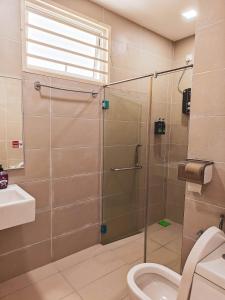 a bathroom with a shower and a toilet and a sink at Suriaman Serenity Comfort Home 4R4B 芙蓉宁静舒适之家 4房4卫 in Kampong Gadong Jaya +55 photos