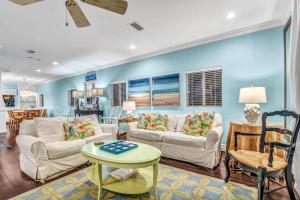 un soggiorno con due divani e un tavolo di Beachside Haven - 650C a Siesta Key