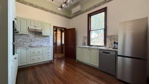 Η κουζίνα ή μικρή κουζίνα στο Kalimna Homestead, Historic Stays, Hunter Valley