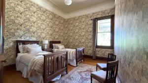 Ένα ή περισσότερα κρεβάτια σε δωμάτιο στο Kalimna Homestead, Historic Stays, Hunter Valley