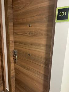 a wooden door with a clock on it at Hospedaje a una cuadra de la Foch in Quito