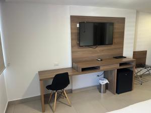 Una televisión o centro de entretenimiento en The Place Hotel