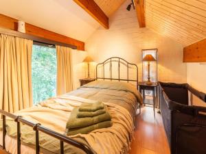 Ένα ή περισσότερα κρεβάτια σε δωμάτιο στο Chalet in Hastière near Castle