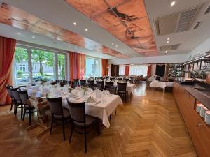 ein Restaurant mit Tischen und Stühlen in einem Raum in der Unterkunft Hotel Restaurant Thum in Balingen