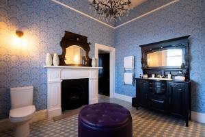 Un baño con inodoro, tocador y espejo. en Hulbert House Luxury Boutique Lodge Queenstown, en Queenstown 73 fotos más
