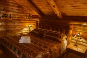 Postel nebo postele na pokoji v ubytování Crabapple-Secluded cabin with pond creek access, hot tube, fire pit in Blue Ridge