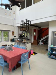 Η κουζίνα ή μικρή κουζίνα στο Bateria Seaside Lodge