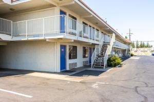 Motel 6-Bakersfield, CA - Convention Center في بيكرسفيلد: مبنى يوجد درج على جانبه