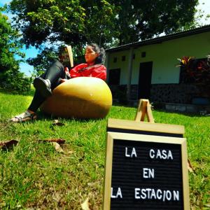 Κήπος έξω από το La casa en la estación cocornà