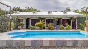 Bazén v ubytování Habitaciones Kolibri nebo v jeho okolí