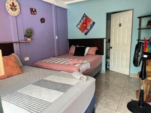 Postel nebo postele na pokoji v ubytování Habitaciones Kolibri