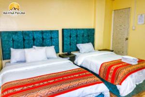 una habitación de hotel con dos camas en una habitación en hawka pacha cusqueña, en Cusco 4 fotos más