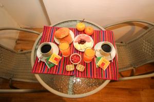 Una mesa con una bandeja de comida y bebidas encima. en hawka pacha cusqueña, en Cusco