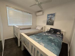 En eller flere senge i et værelse på Family Beachside Getaway