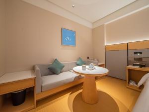 Kuchyň nebo kuchyňský kout v ubytování JI Hotel Chengdu Future Center Yushuang Road