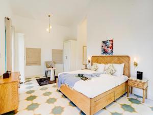 Valencia By DanCenter - 3 Bhk Villa in Siolim في Camorlim: غرفة نوم بها سرير كبير في الغرفة +25 صورة