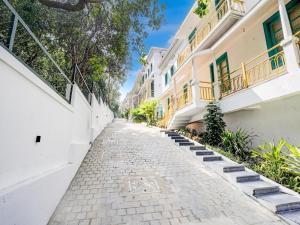 Valencia By DanCenter - 3 Bhk Villa in Siolim في Camorlim: شارع مرصوف بالحصى أمام المباني