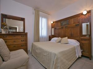 Ένα ή περισσότερα κρεβάτια σε δωμάτιο στο Huge Holiday Home in Marina di Castagneto Carducci near Sea