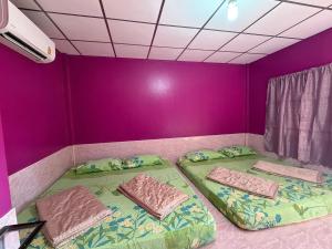 Ένα ή περισσότερα κρεβάτια σε δωμάτιο στο ปลาตอง รีสอร์ท