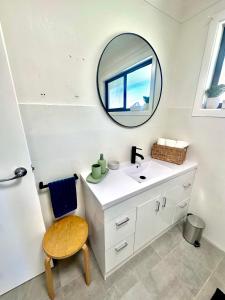 Koupelna v ubytování Nobby's Escape - Stunning Coastal Home + 75 fotografií