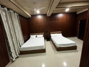 Ένα ή περισσότερα κρεβάτια σε δωμάτιο στο K V URA Kohima