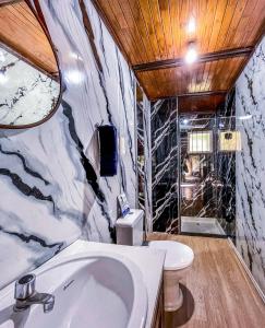 a bathroom with a sink and a toilet at Chalé do Vale Encantado in Campos do Jordão