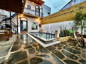 a swimming pool in the middle of a house at Dốc Biển Homestay Mui Ne in Ấp Khánh Phước (1)