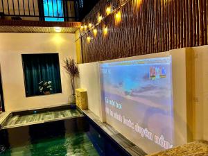 a pool of water in a room with a stage at Dốc Biển Homestay Mui Ne in Ấp Khánh Phước (1)