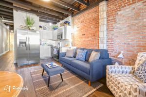 un soggiorno con divano blu e muro di mattoni di Blu Baird a Baird