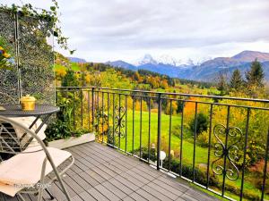 O vedere generală la munți sau o vedere la munte luată de la acest apartament