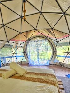 Un pat sau paturi într-o cameră la Cabanas de Nacpan Camping Resort