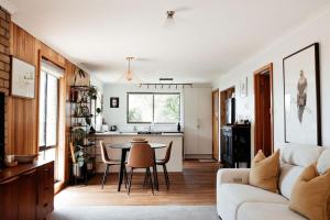 una sala de estar con un sofá y una mesa en StudioNESS, en Scamander