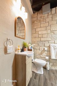 un bagno con lavandino e WC di Blu Baird a Baird