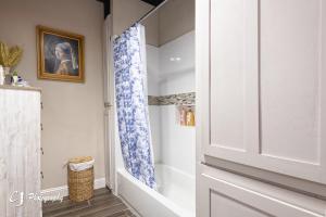 bagno con vasca e tenda doccia di Blu Baird a Baird Altre 31 foto