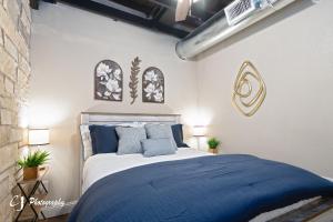 una camera da letto con un letto con cuscini blu di Blu Baird a Baird