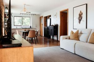 una sala de estar con un sofá y una mesa en StudioNESS, en Scamander