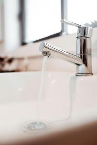 un fregadero con agua que sale de un grifo en StudioNESS, en Scamander 31 fotos más